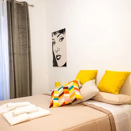 Apartment Domus Conte Rosso Rom